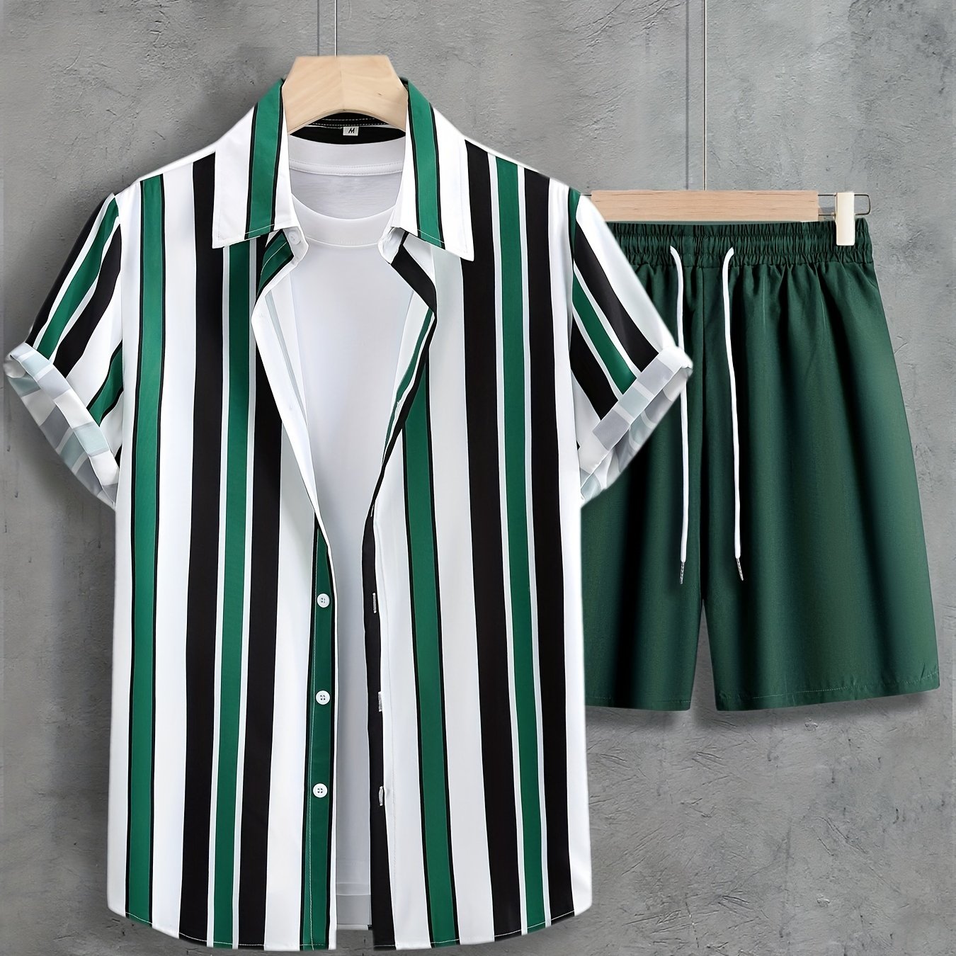 Tenue 2 pièces pour homme, ensemble décontracté avec chemise à manches courtes boutonnée et rayée à revers et short à cordon de serrage pour l'été, vêtements pour hommes pour les loisirs quotidiens et les vacances.