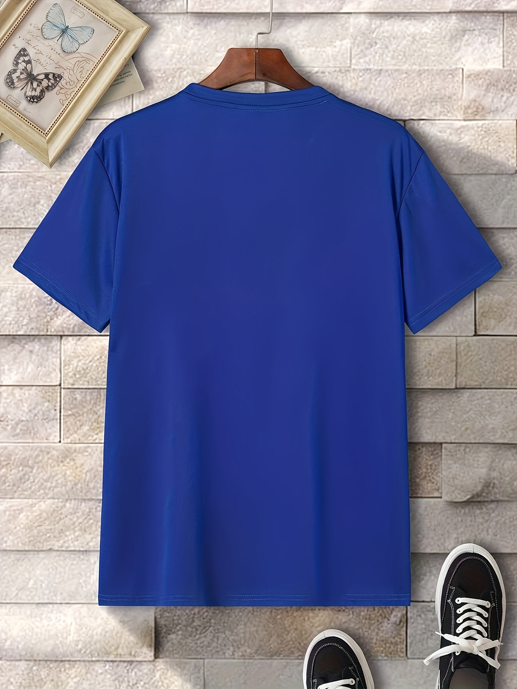 T-shirt col rond à imprimé sourire pour homme, design graphique, décontracté et confortable pour l'été, vêtements pour hommes pour les vacances quotidiennes.
