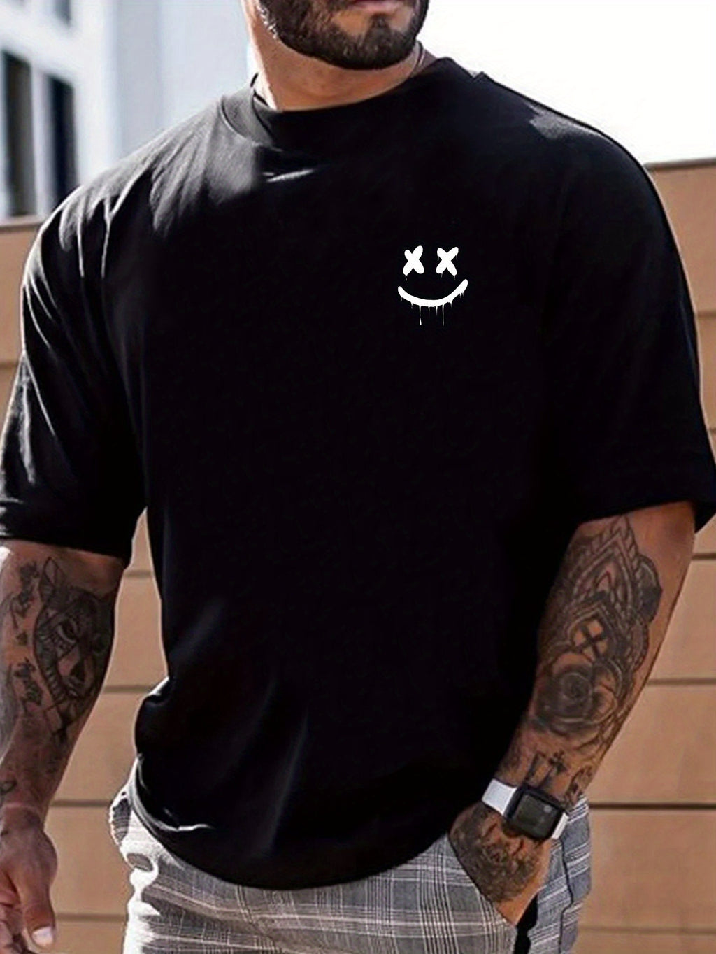 T-shirt col rond à imprimé sourire pour homme, design graphique, décontracté et confortable pour l'été, vêtements pour hommes pour les vacances quotidiennes.