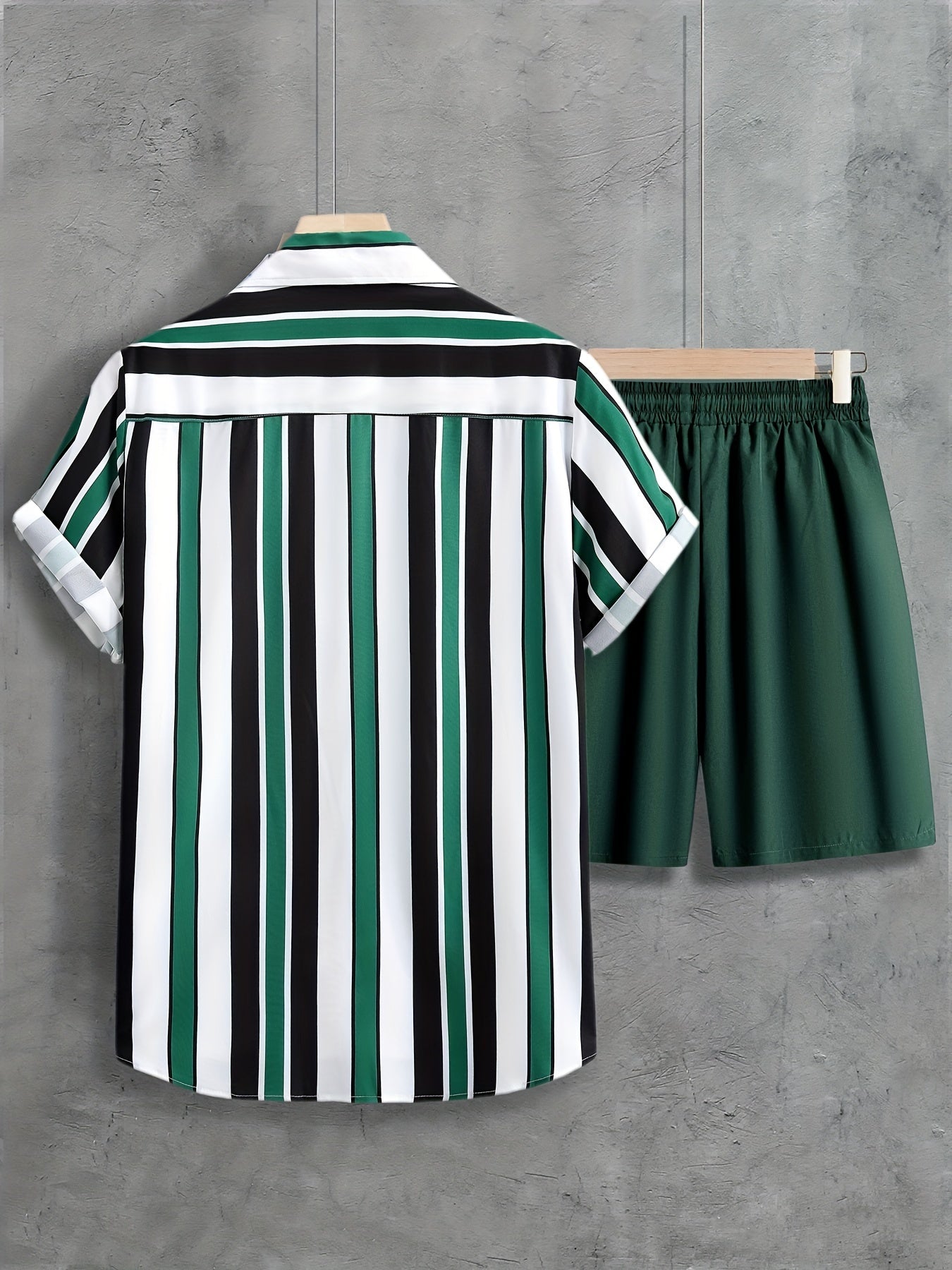 Tenue 2 pièces pour homme, ensemble décontracté avec chemise à manches courtes boutonnée et rayée à revers et short à cordon de serrage pour l'été, vêtements pour hommes pour les loisirs quotidiens et les vacances.