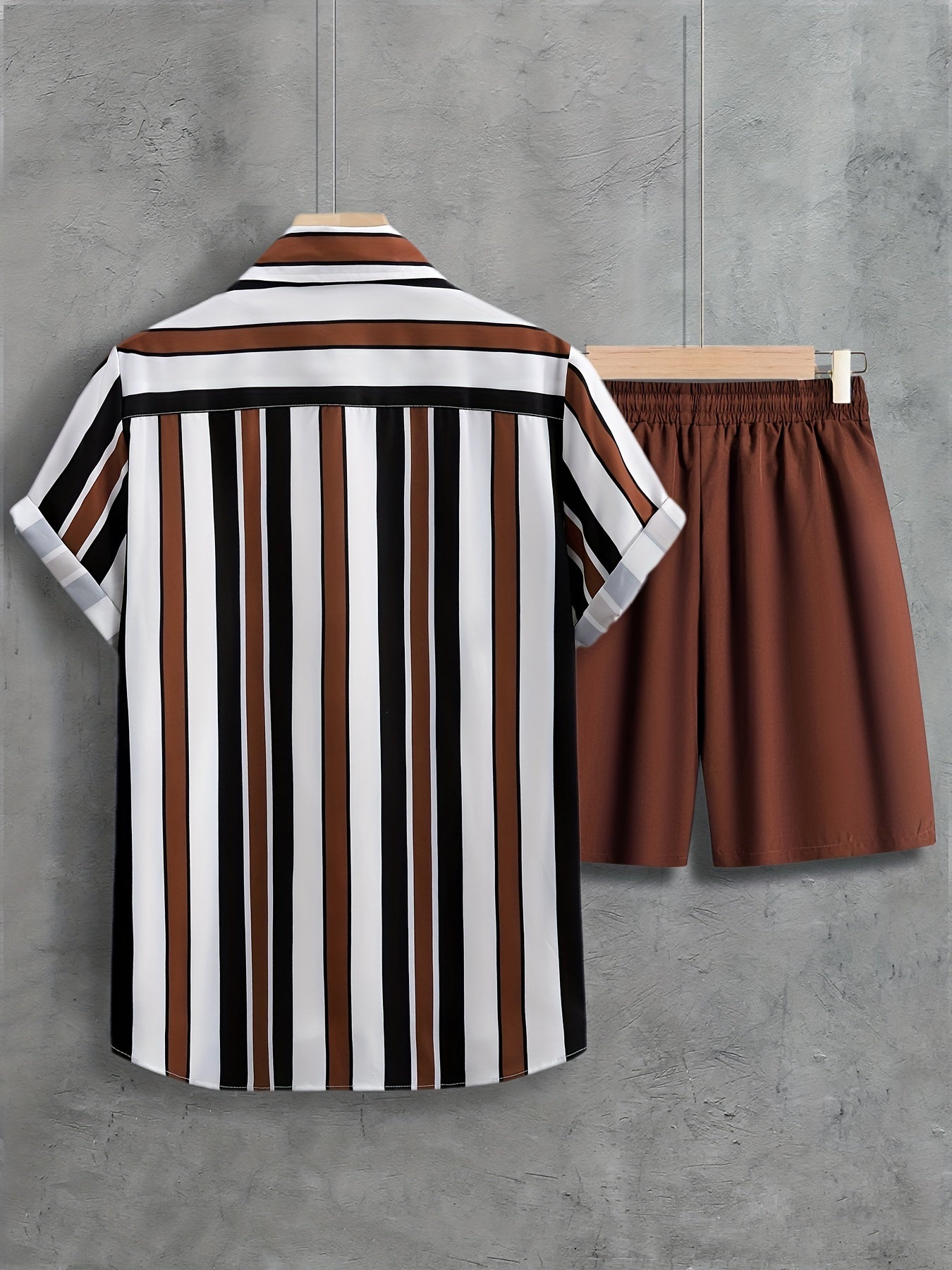 Tenue 2 pièces pour homme, ensemble décontracté avec chemise à manches courtes boutonnée et rayée à revers et short à cordon de serrage pour l'été, vêtements pour hommes pour les loisirs quotidiens et les vacances.
