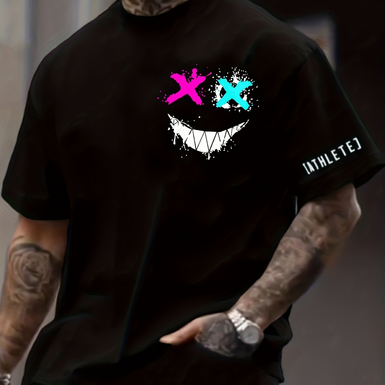 T-shirt col rond à imprimé visage souriant pour homme, design graphique, décontracté et confortable pour l'été, vêtements pour hommes pour les vacances quotidiennes.