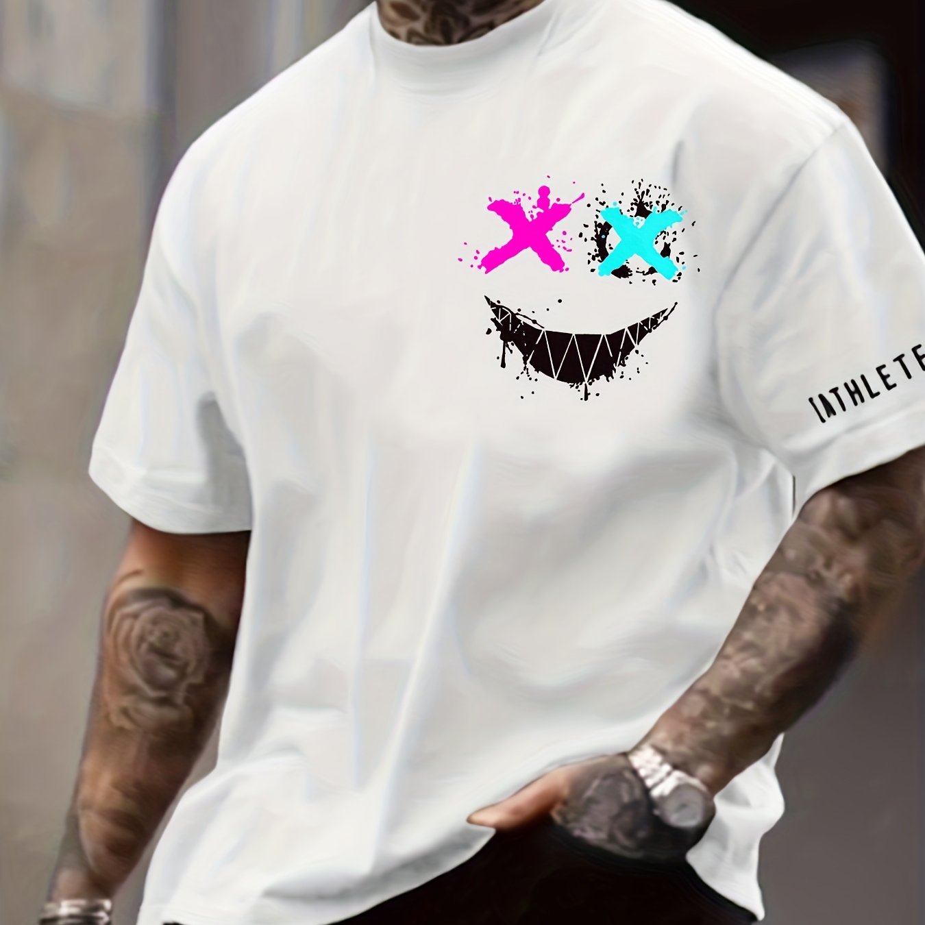 T-shirt col rond à imprimé visage souriant pour homme, design graphique, décontracté et confortable pour l'été, vêtements pour hommes pour les vacances quotidiennes.