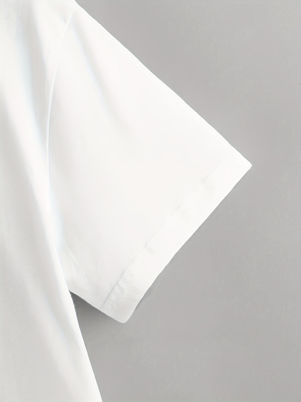 T-shirt col rond à imprimé visage souriant pour homme, design graphique, décontracté et confortable pour l'été, vêtements pour hommes pour les vacances quotidiennes.