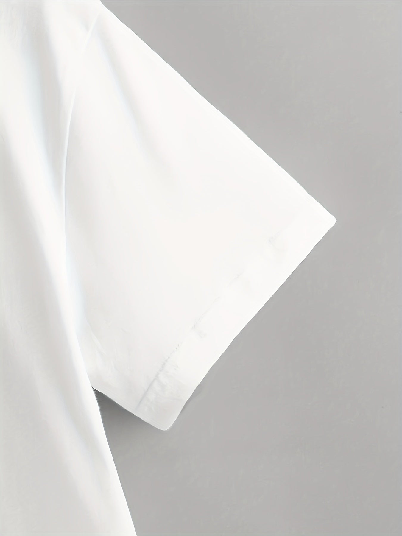 T-shirt col rond à imprimé visage souriant pour homme, design graphique, décontracté et confortable pour l'été, vêtements pour hommes pour les vacances quotidiennes.