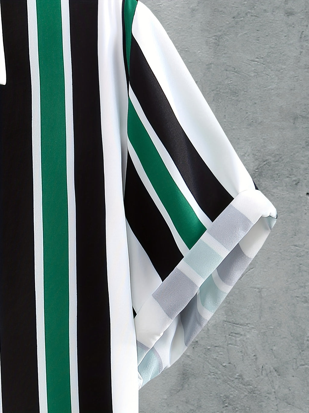 Tenue 2 pièces pour homme, ensemble décontracté avec chemise à manches courtes boutonnée et rayée à revers et short à cordon de serrage pour l'été, vêtements pour hommes pour les loisirs quotidiens et les vacances.