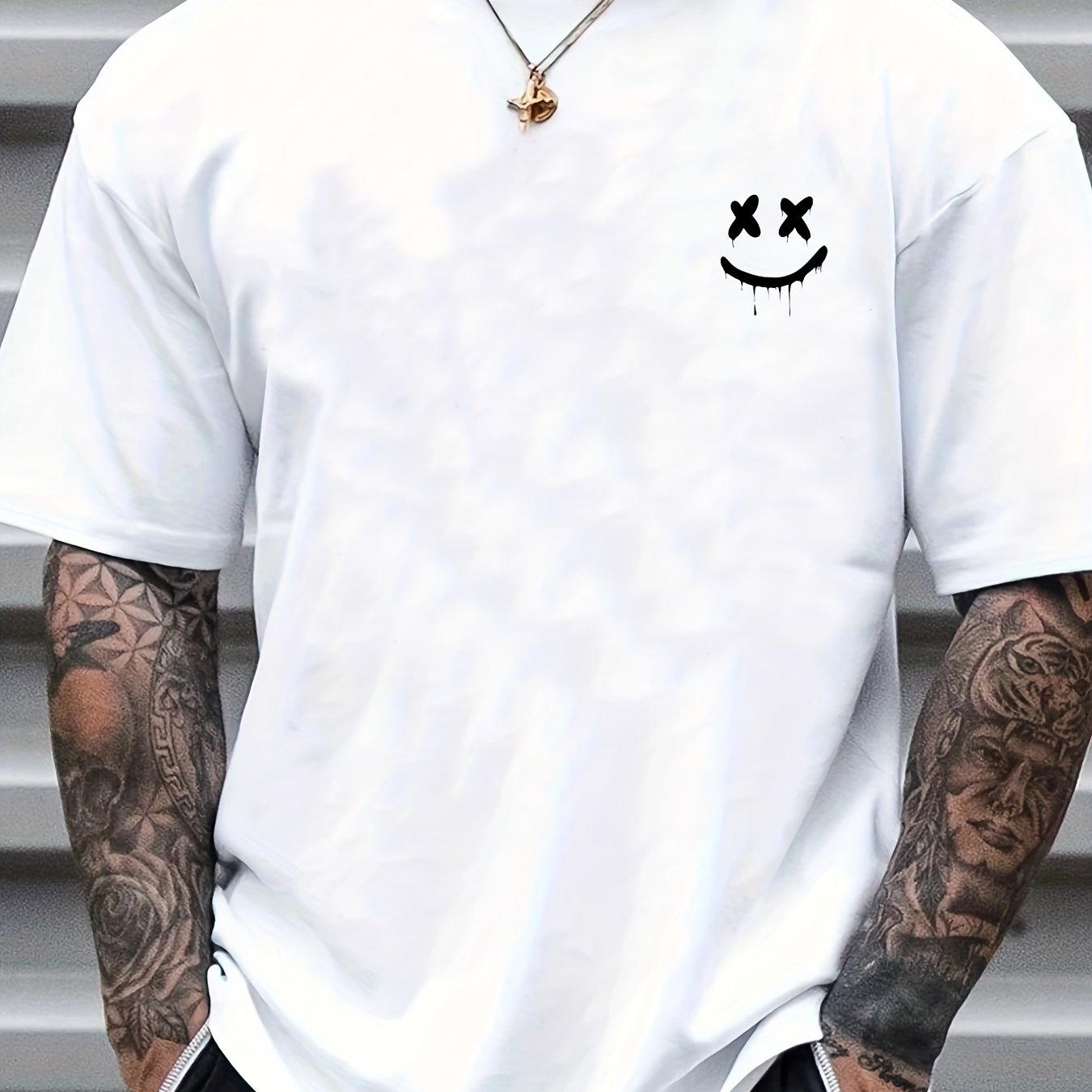 T-shirt col rond à imprimé sourire pour homme, design graphique, décontracté et confortable pour l'été, vêtements pour hommes pour les vacances quotidiennes.