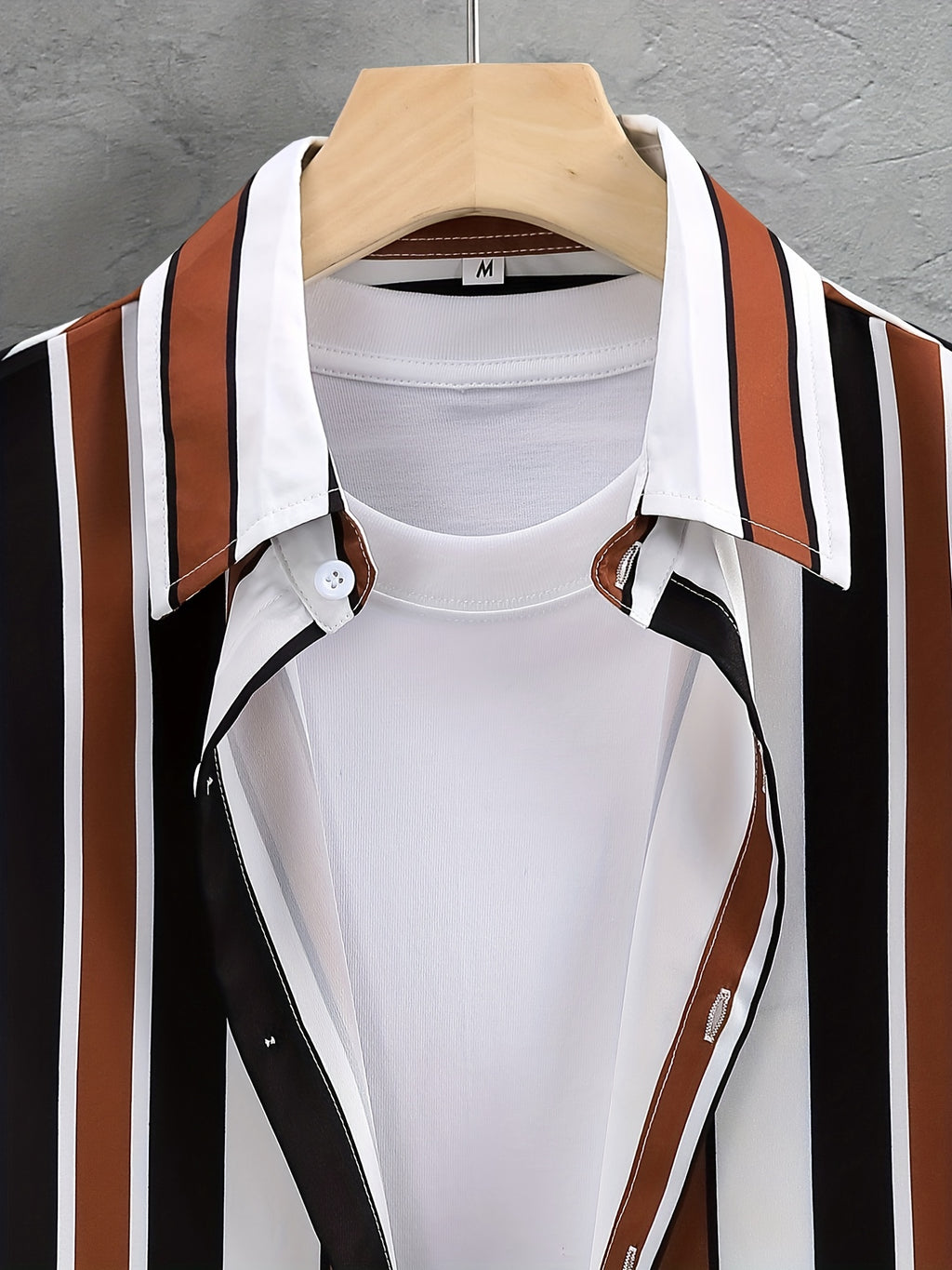 Tenue 2 pièces pour homme, ensemble décontracté avec chemise à manches courtes boutonnée et rayée à revers et short à cordon de serrage pour l'été, vêtements pour hommes pour les loisirs quotidiens et les vacances.