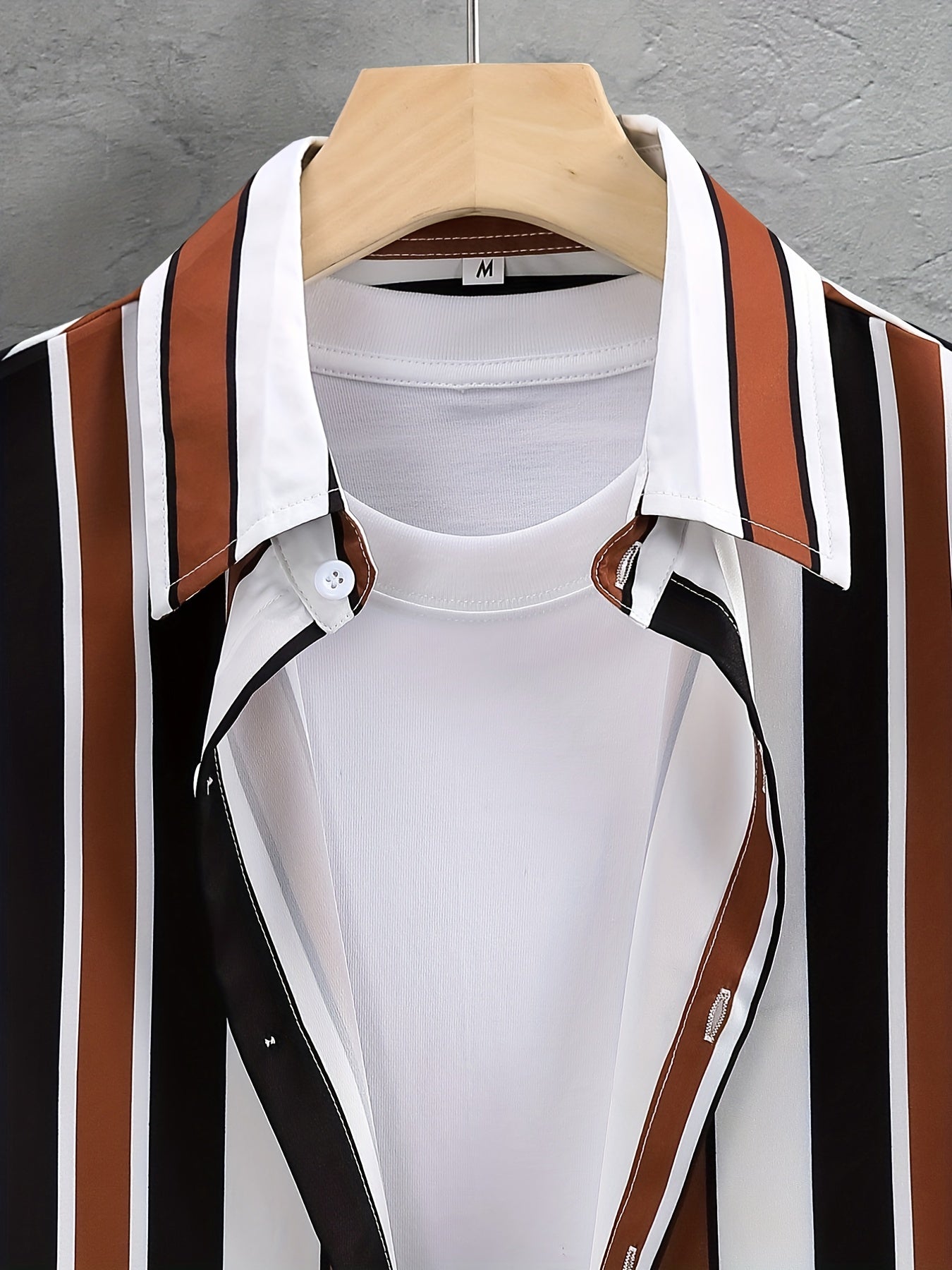 Tenue 2 pièces pour homme, ensemble décontracté avec chemise à manches courtes boutonnée et rayée à revers et short à cordon de serrage pour l'été, vêtements pour hommes pour les loisirs quotidiens et les vacances.