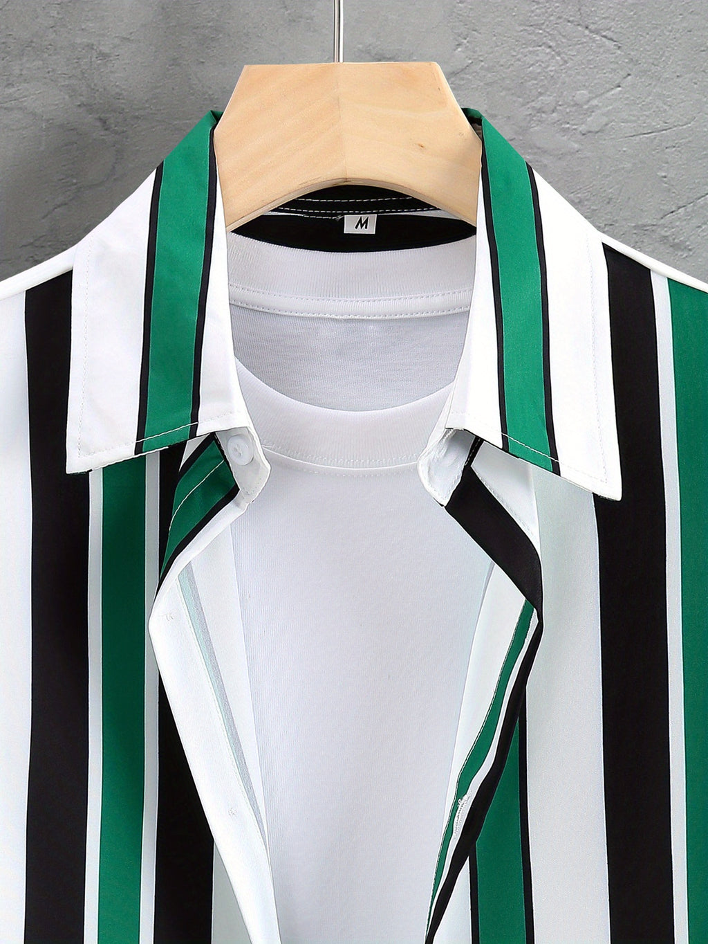 Tenue 2 pièces pour homme, ensemble décontracté avec chemise à manches courtes boutonnée et rayée à revers et short à cordon de serrage pour l'été, vêtements pour hommes pour les loisirs quotidiens et les vacances.