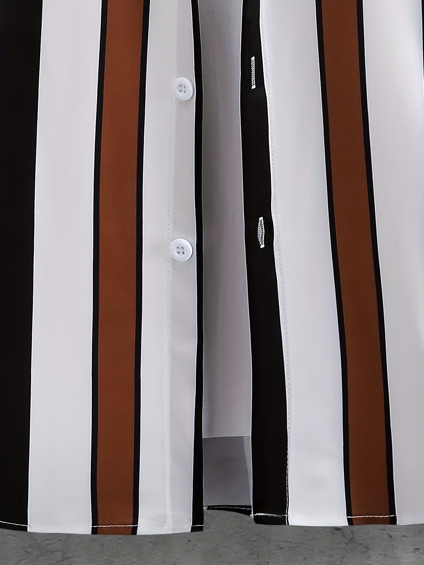 Tenue 2 pièces pour homme, ensemble décontracté avec chemise à manches courtes boutonnée et rayée à revers et short à cordon de serrage pour l'été, vêtements pour hommes pour les loisirs quotidiens et les vacances.