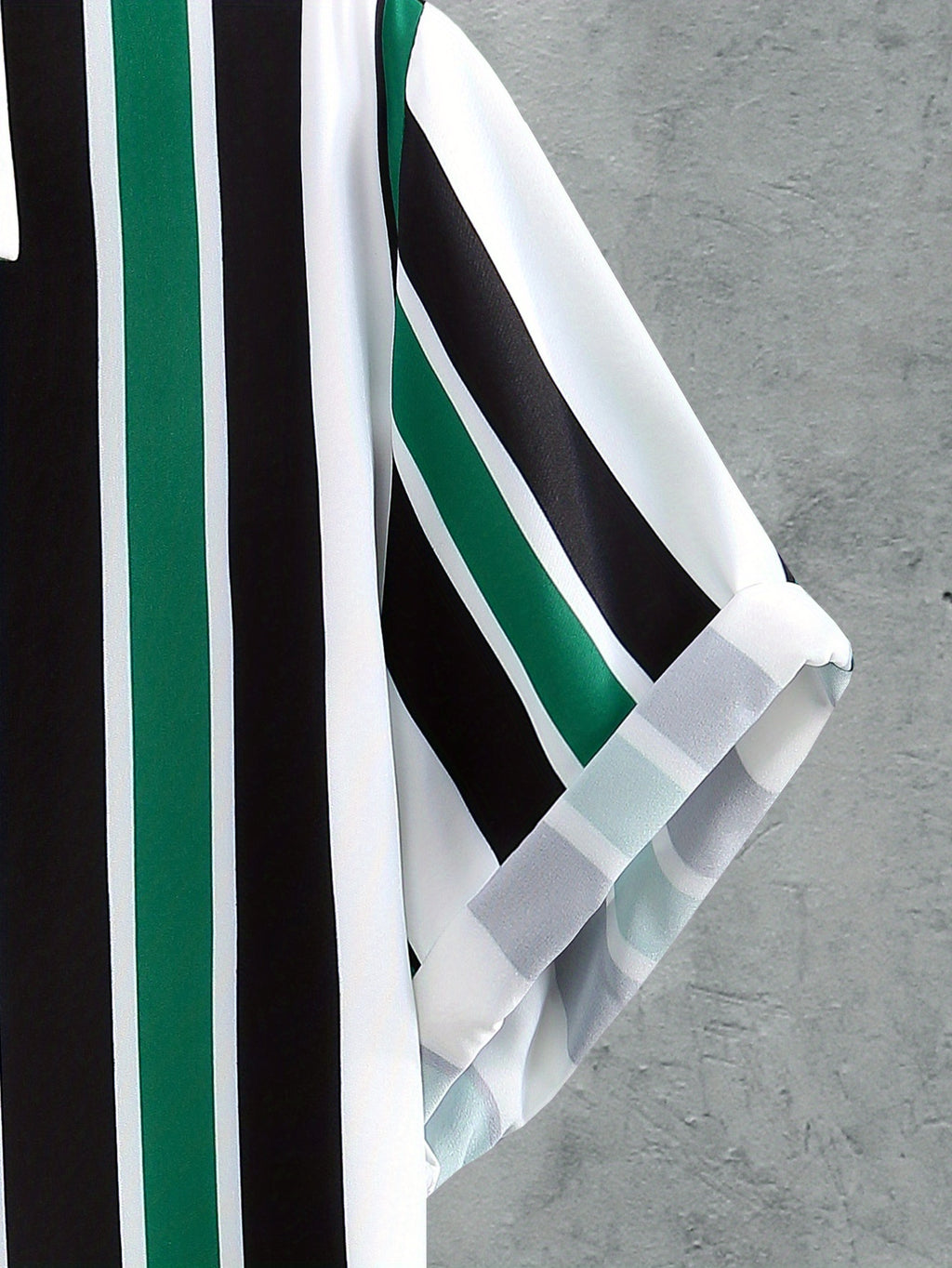 Tenue 2 pièces pour homme, ensemble décontracté avec chemise à manches courtes boutonnée et rayée à revers et short à cordon de serrage pour l'été, vêtements pour hommes pour les loisirs quotidiens et les vacances.