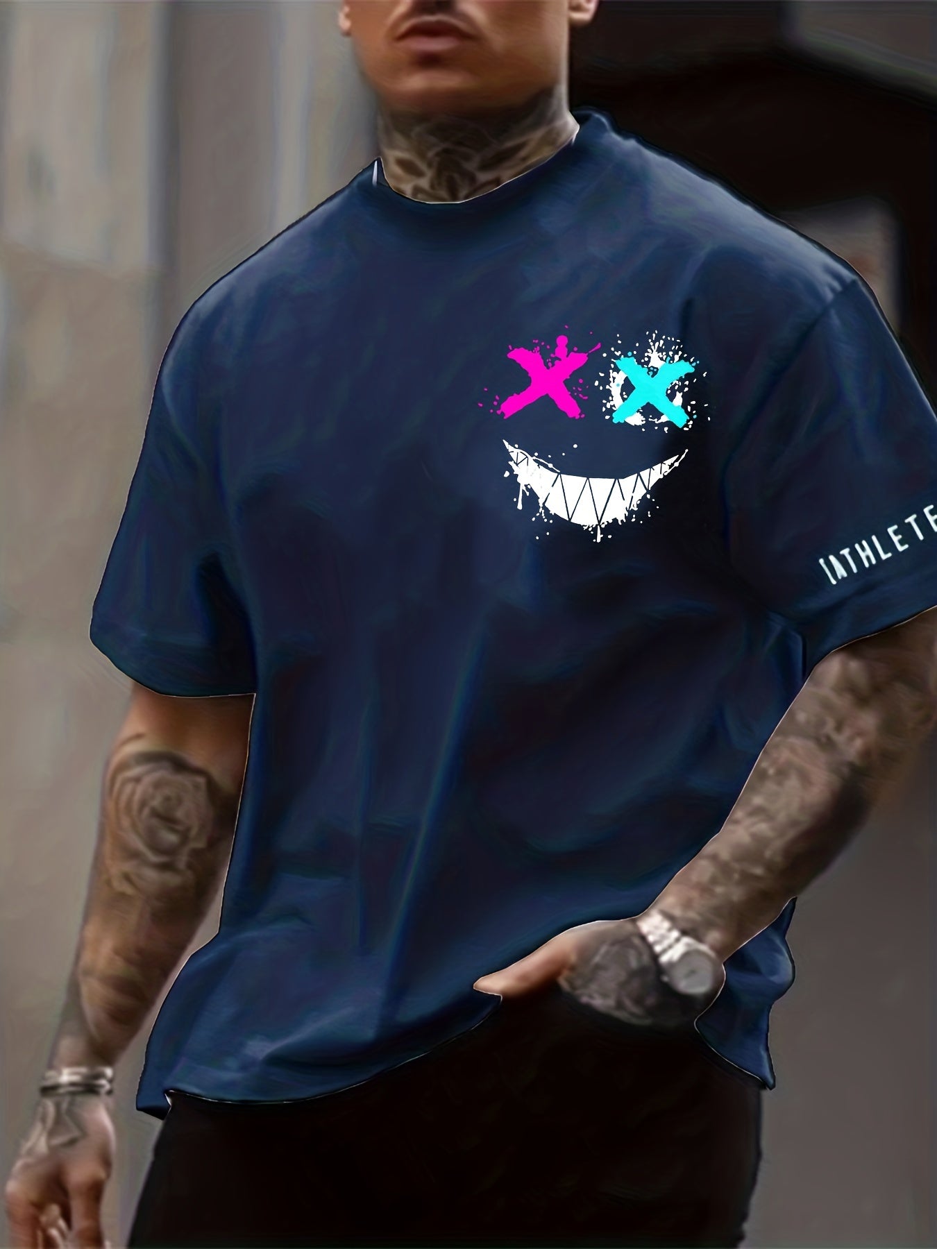 T-shirt col rond à imprimé visage souriant pour homme, design graphique, décontracté et confortable pour l'été, vêtements pour hommes pour les vacances quotidiennes.