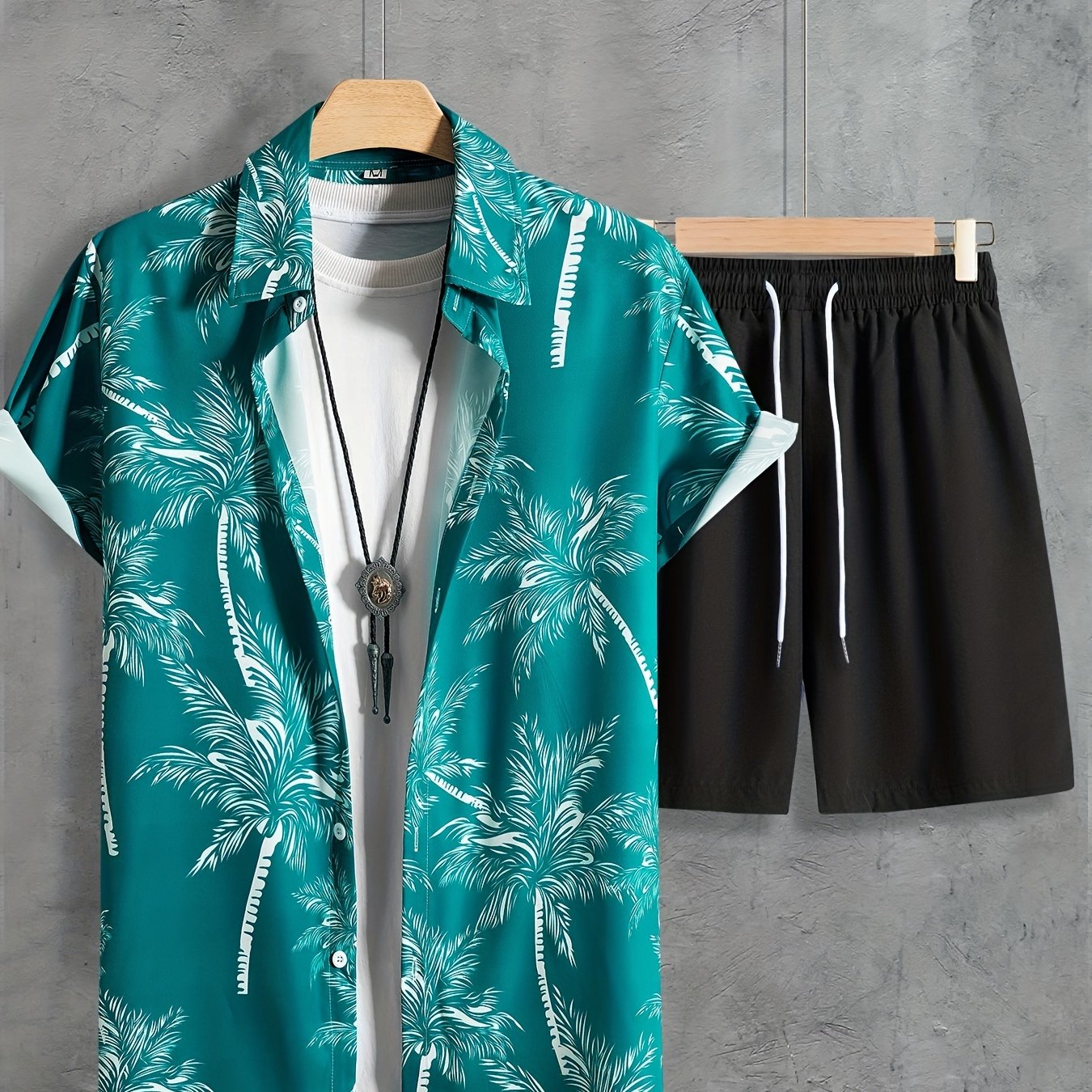 Ensemble 2 pièces imprimé cocotier pour homme, chemise hawaïenne décontractée à manches courtes et col camp, avec revers et short à cordon de serrage, pour l'été.