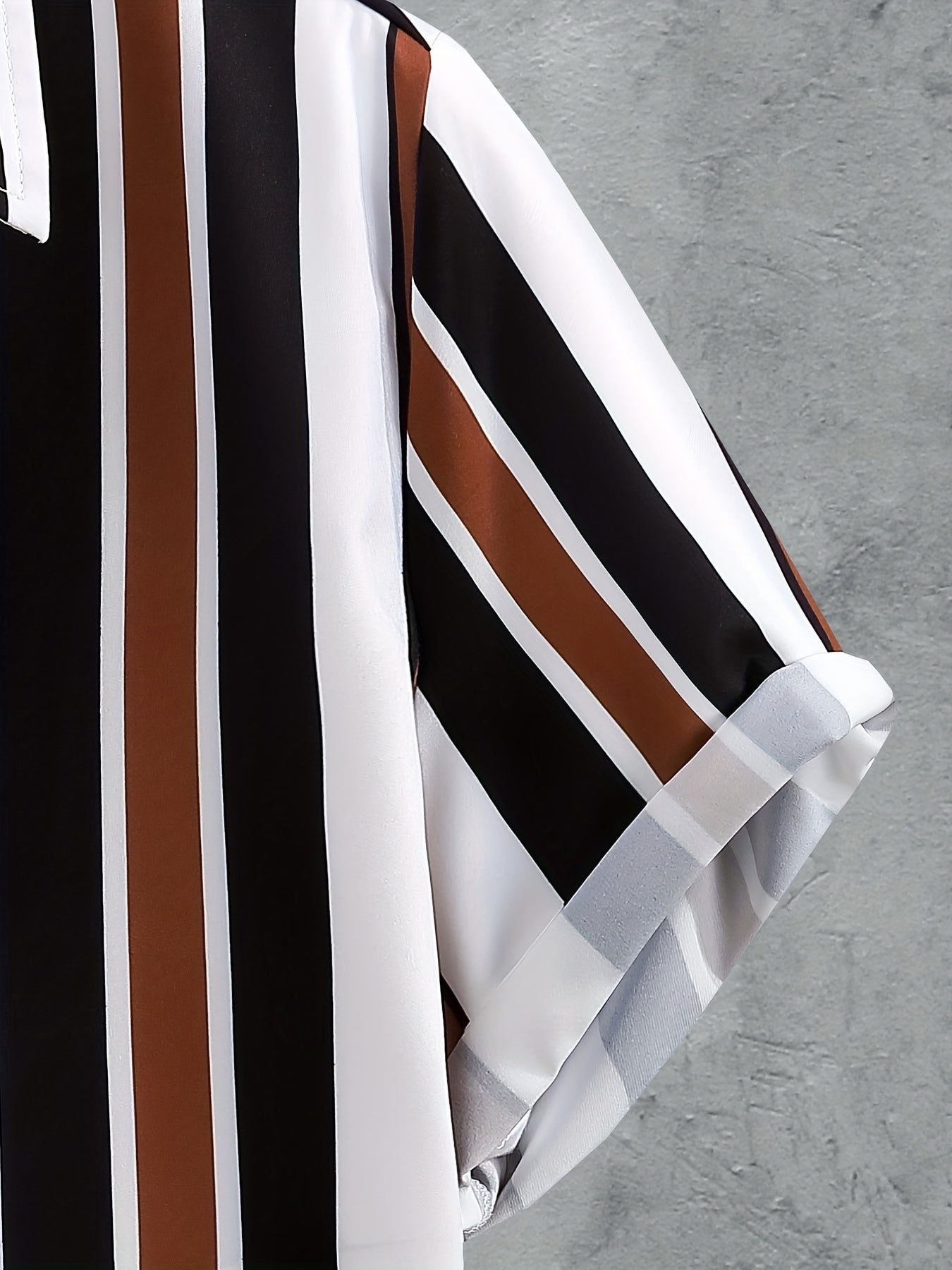 Tenue 2 pièces pour homme, ensemble décontracté avec chemise à manches courtes boutonnée et rayée à revers et short à cordon de serrage pour l'été, vêtements pour hommes pour les loisirs quotidiens et les vacances.