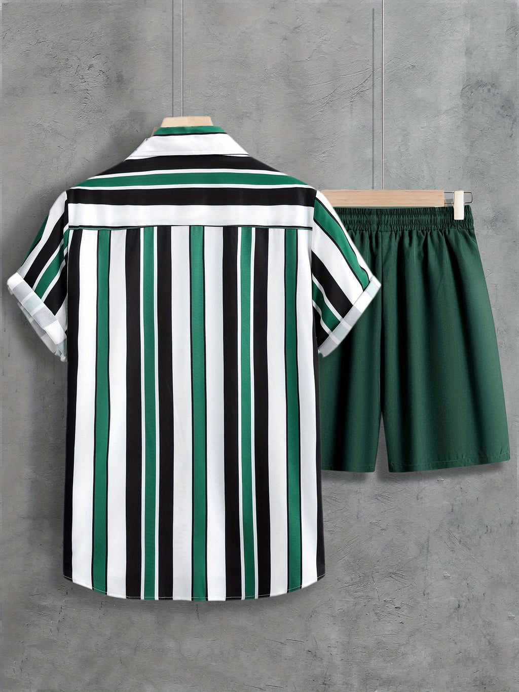 Tenue 2 pièces pour homme, ensemble décontracté avec chemise à manches courtes boutonnée et rayée à revers et short à cordon de serrage pour l'été, vêtements pour hommes pour les loisirs quotidiens et les vacances.