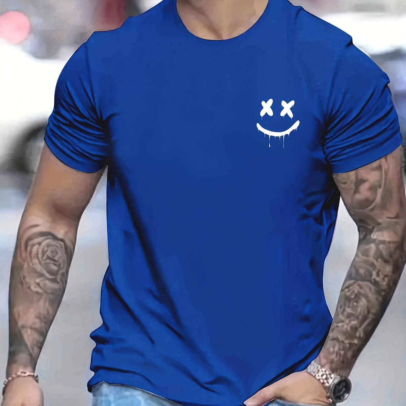 T-shirt col rond à imprimé sourire pour homme, design graphique, décontracté et confortable pour l'été, vêtements pour hommes pour les vacances quotidiennes.