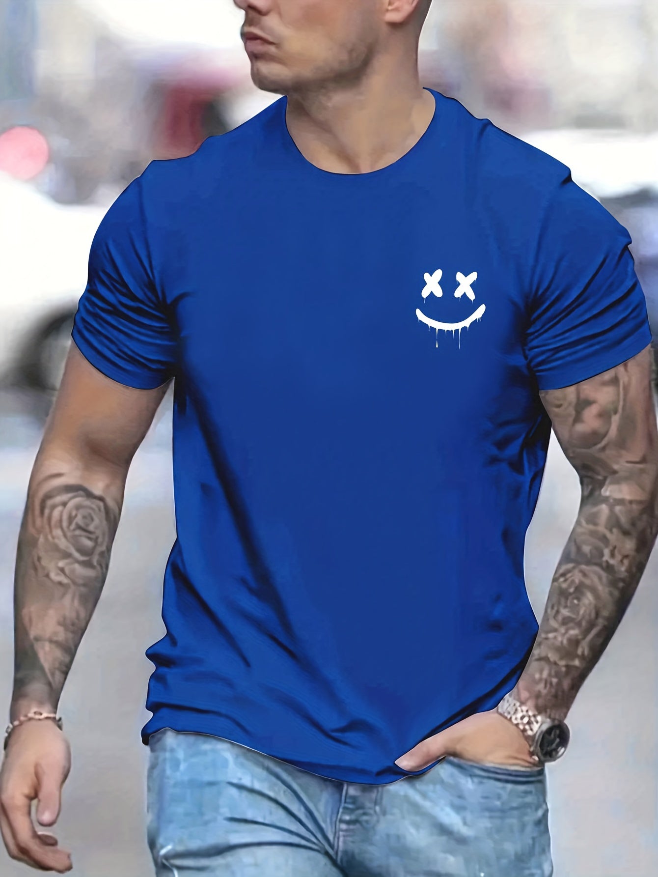 T-shirt col rond à imprimé sourire pour homme, design graphique, décontracté et confortable pour l'été, vêtements pour hommes pour les vacances quotidiennes.