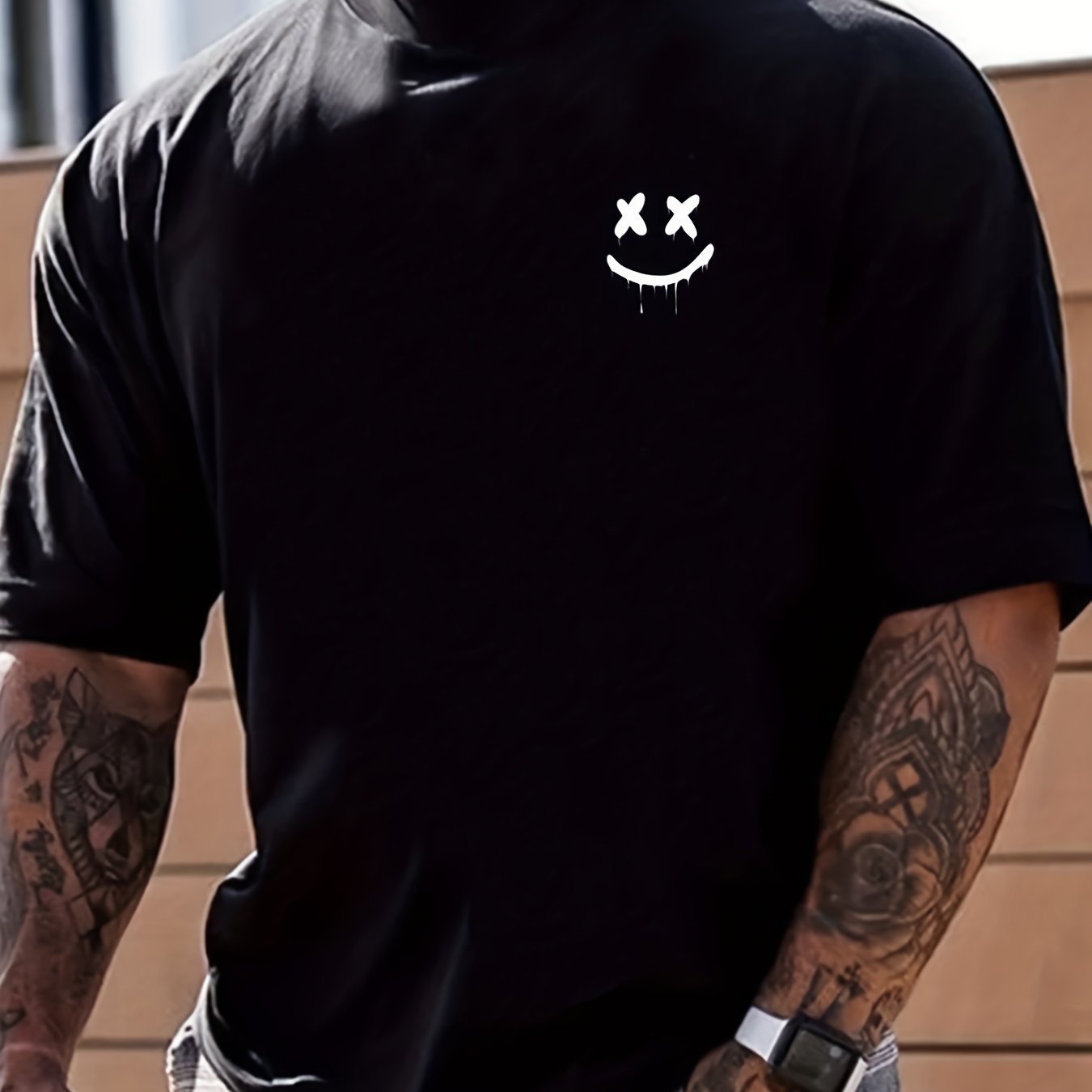 T-shirt col rond à imprimé sourire pour homme, design graphique, décontracté et confortable pour l'été, vêtements pour hommes pour les vacances quotidiennes.
