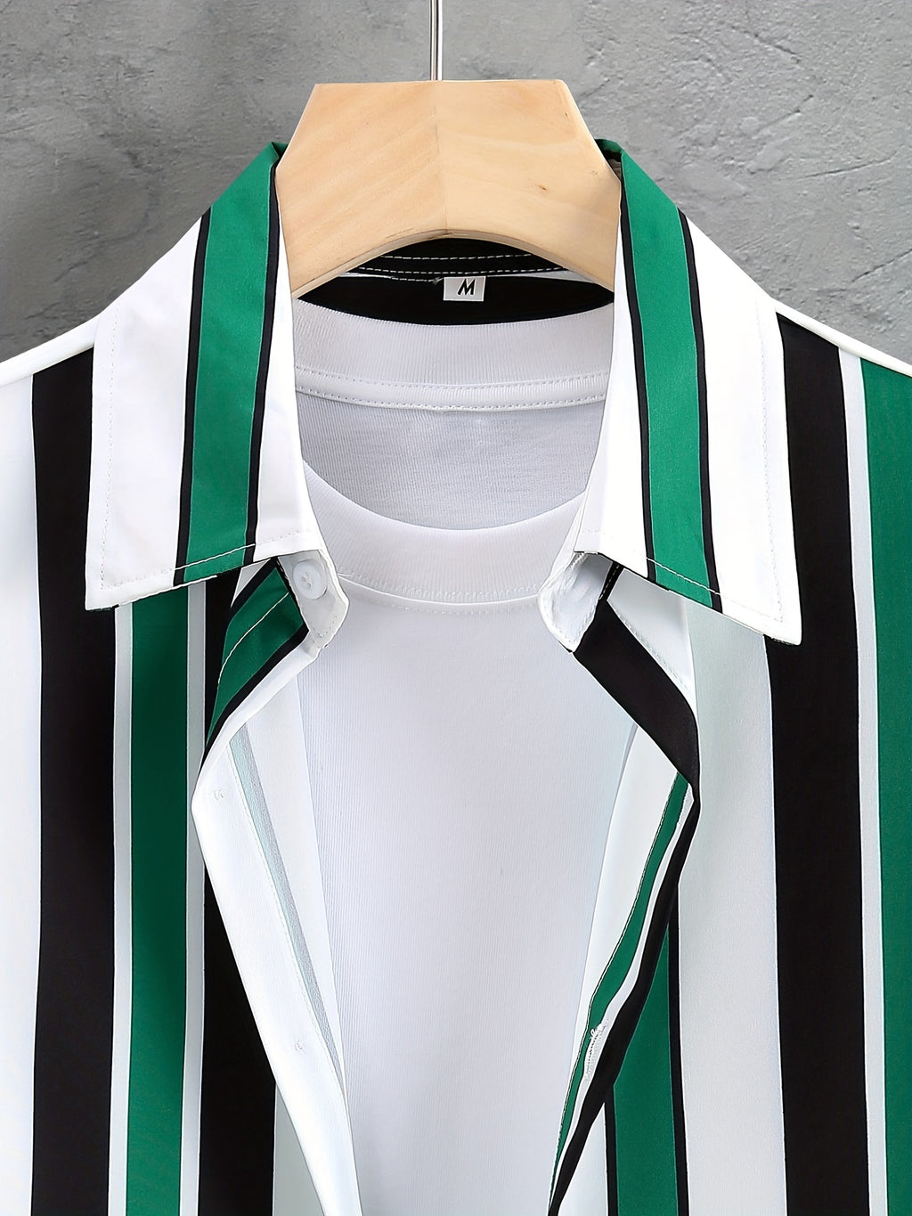 Tenue 2 pièces pour homme, ensemble décontracté avec chemise à manches courtes boutonnée et rayée à revers et short à cordon de serrage pour l'été, vêtements pour hommes pour les loisirs quotidiens et les vacances.