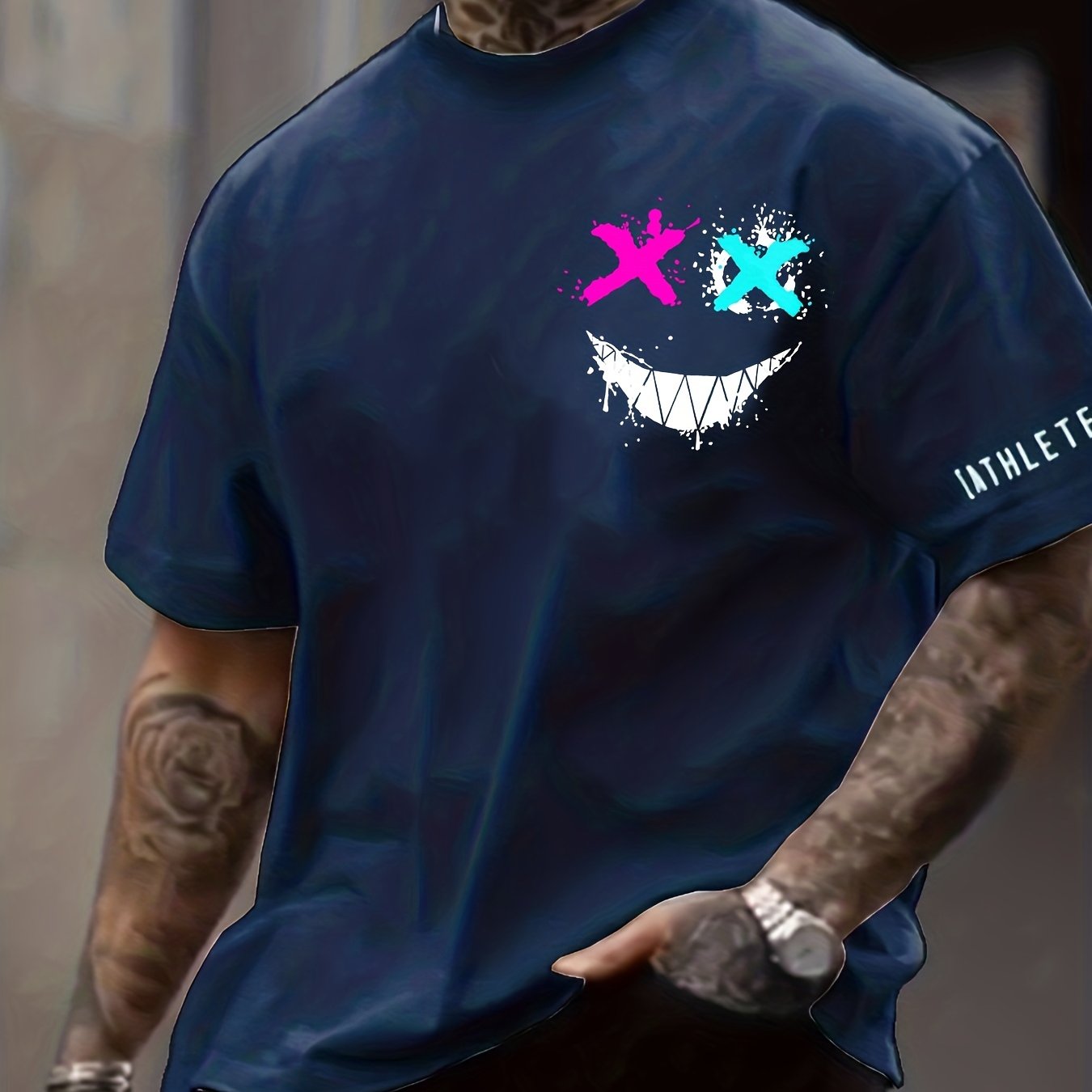 T-shirt col rond à imprimé visage souriant pour homme, design graphique, décontracté et confortable pour l'été, vêtements pour hommes pour les vacances quotidiennes.