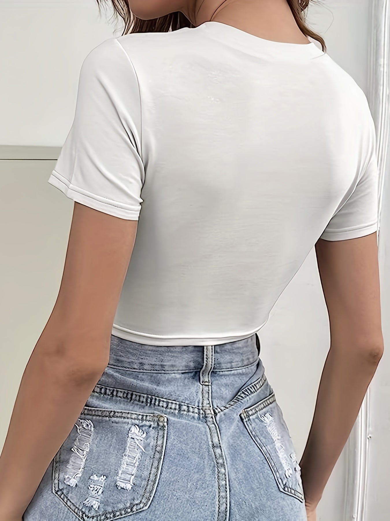 T-shirt ras du cou à découpes en forme de cœur, haut décontracté à manches courtes pour le printemps et l'été, vêtements pour femmes