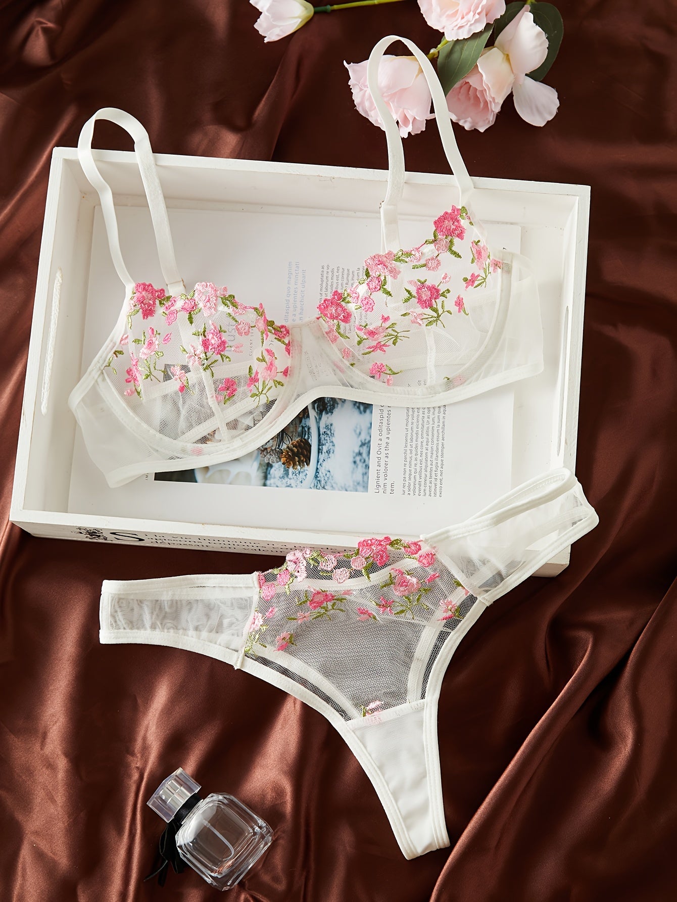 Ensemble de lingerie brodée florale exquise - Soutien-gorge léger et transparent et string en maille séduisante - Élégance féminine pour des moments intimes - Sous-vêtements sexy pour femmes